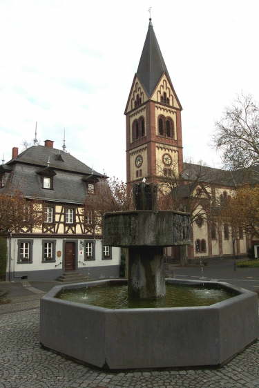 Walpotplatz mit Brunnen, Rathaus und Pfarrkirche