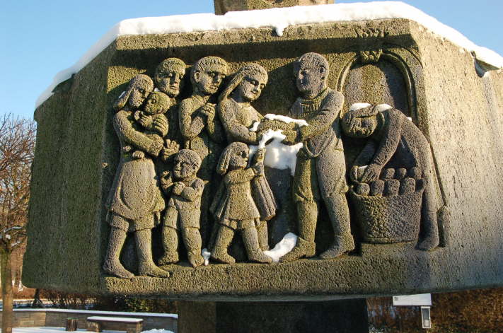 04/18 - Walpotplatz - Brunnen mit der Abbildung der Armenspeisung