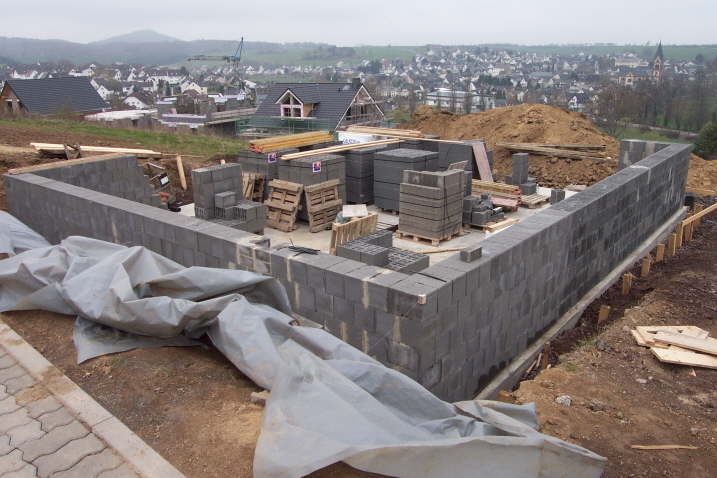 Aufm Rausch (Frhjahr 2004) - Rohbau mit Grundmauern