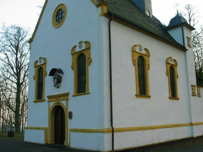 06 - Im Jahre 1998 wurde die kleine Kirche mit einem groen Festakt wieder eingeweiht