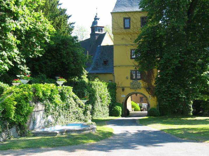 Schlosspark mit Torturm (Frhjahr 2004)