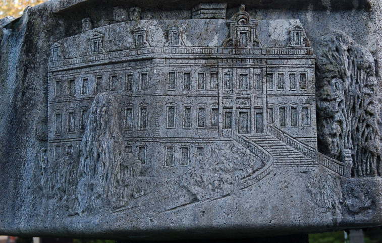 Brunnen am Walpotplatz (Abbildung des alten Barockschlosses) <Bild 08 von 13>