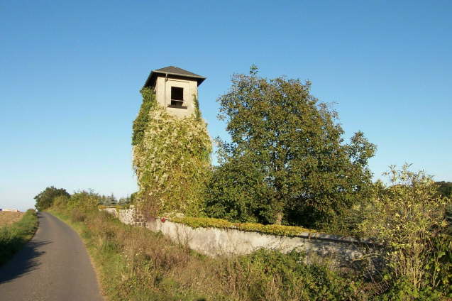 Parkmauer mit Wachtturm (Sommer 2002)
