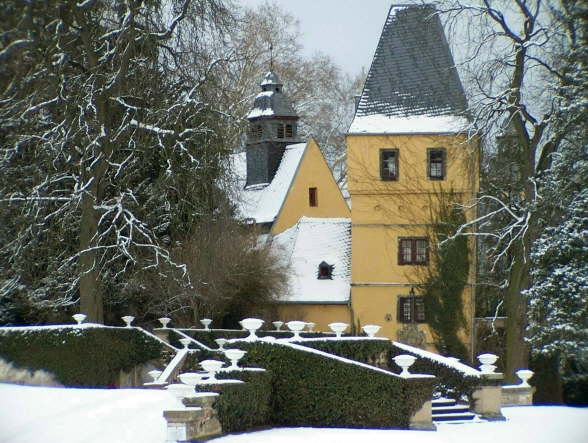 Winterlicher Schlopark mit Torturm (Winter 2003 2004)